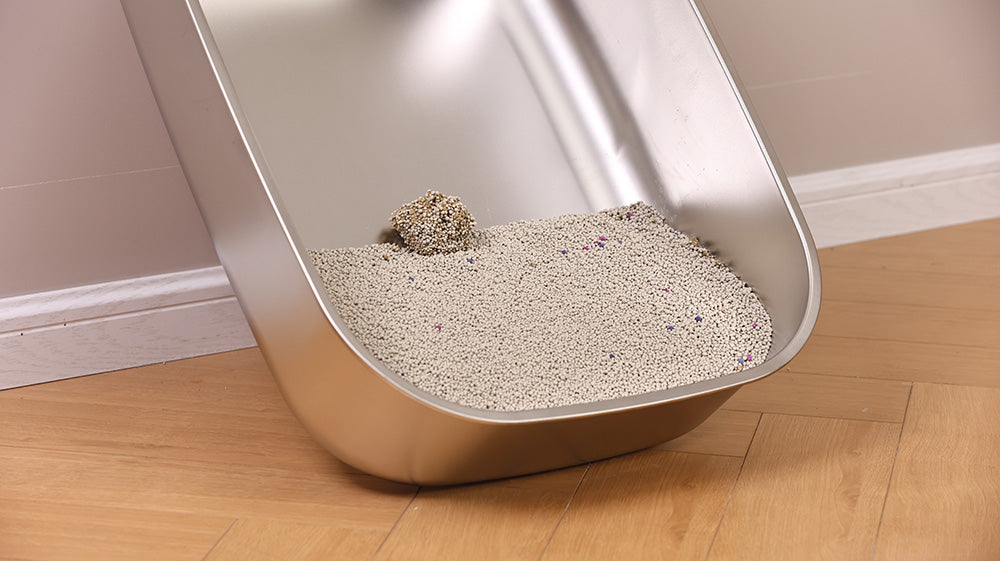 A graphic for a cat litter box featuring “non-stick surface” on a wooden floor.